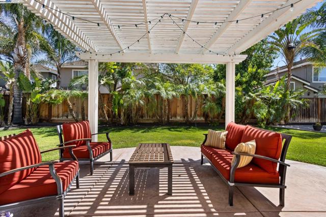 6454 Green Castle Cir, Discovery Bay CA: https://media.crmls.org/mediaz/325c96a4-8feb-4955-b005-a32854c23371.jpg