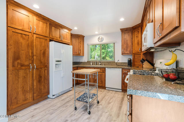 356 Laguna Terrace, Simi Valley CA: https://media.crmls.org/mediaz/325de637-3b8f-4eaa-9c97-624d618e2141.jpg