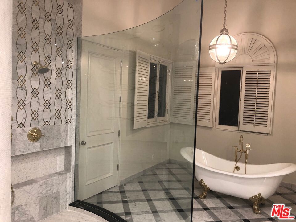 https://media.crmls.org/mediaz/325df0b8-f074-48ea-bf55-2072809e4379.jpg?preset=X-Large