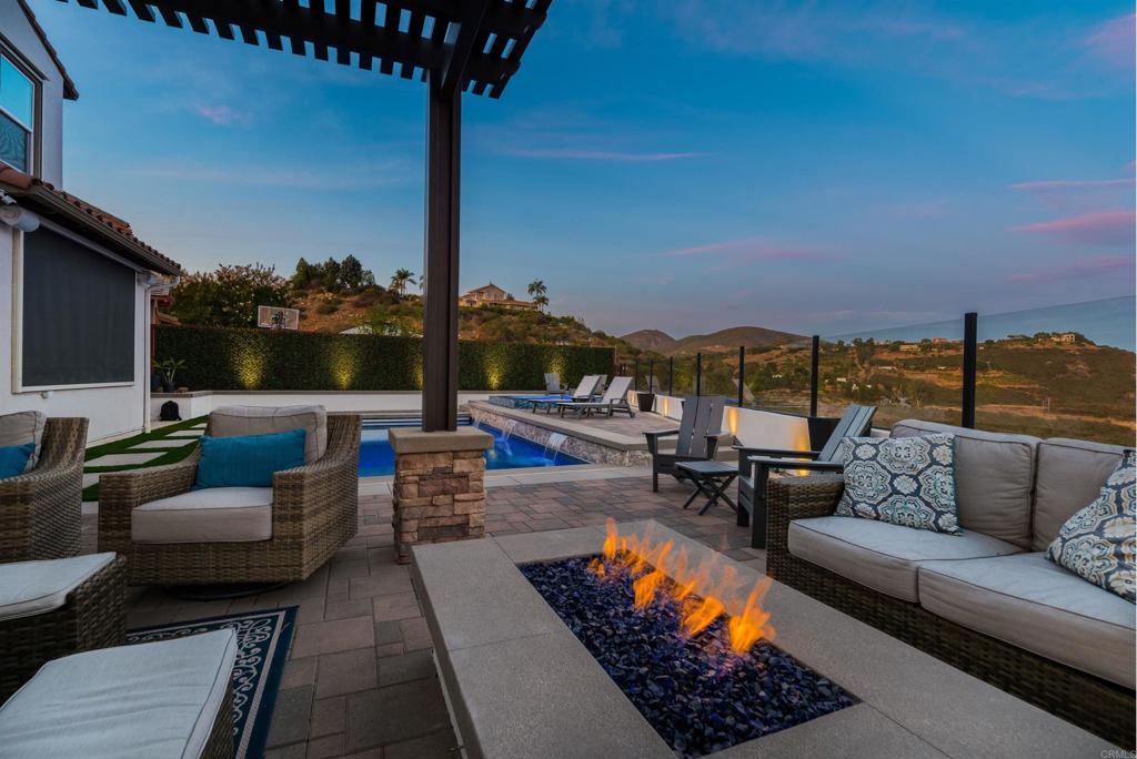 https://media.crmls.org/mediaz/325ec8ba-3771-42fb-940a-8395eddcc6d2.jpg?preset=X-Large