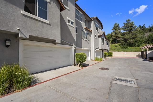2745 White Pine Ct, Chula Vista CA: https://media.crmls.org/mediaz/325edce1-6949-4a42-81f7-1e4d067ee80d.jpg