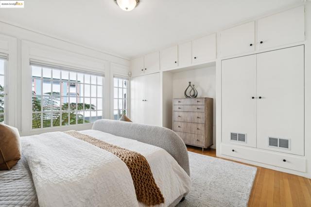 408 Euclid Ave, Oakland CA: https://media.crmls.org/mediaz/325f5c61-eab0-4283-a326-2275b72547dd.jpg
