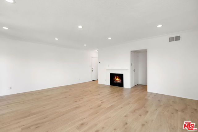 222 7th Street, Santa Monica CA: https://media.crmls.org/mediaz/325fdde3-7453-4447-86cd-158f12a41390.jpg