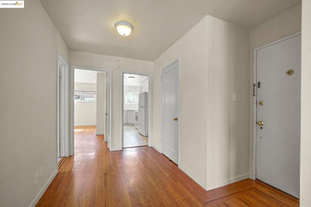 829 Vermont St, Oakland CA: https://media.crmls.org/mediaz/325feef0-fea1-4004-9902-9eb1c133df25.jpg