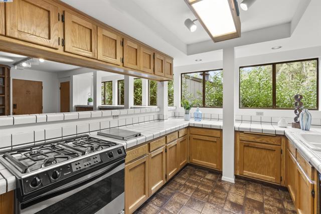 6425 Zinn Dr, Oakland CA: https://media.crmls.org/mediaz/325ff164-ea00-4788-a2ec-e875ded6a01f.jpg