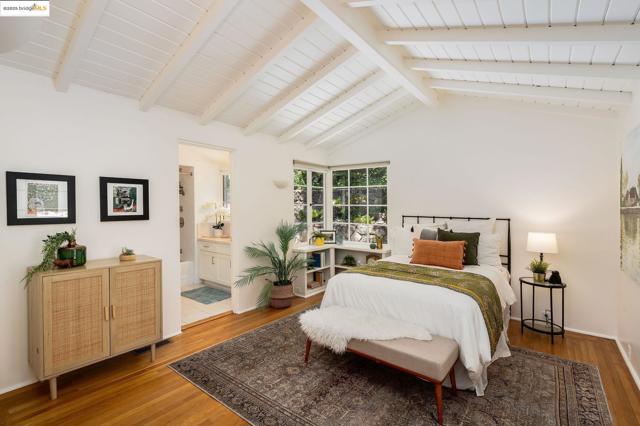 2976 Joaquin Miller Rd, Oakland CA: https://media.crmls.org/mediaz/326120a7-e5db-418c-825b-bcbcf64b1766.jpg