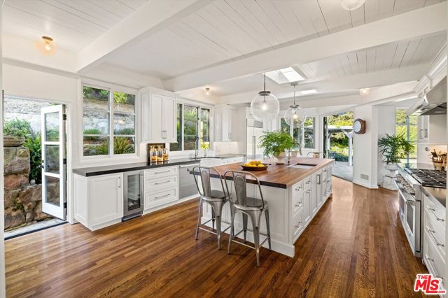 880 Knollwood Drive, Santa Barbara CA: https://media.crmls.org/mediaz/3262baf0-9b69-497e-b9ef-bf3d184fbecf.jpg
