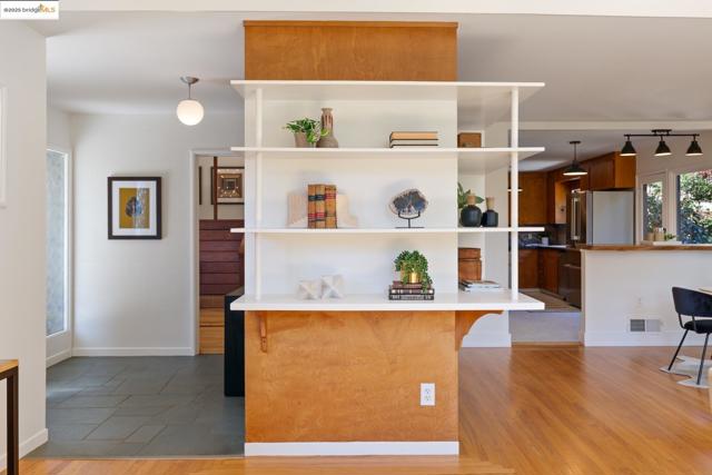 605 Plateau Dr, Kensington CA: https://media.crmls.org/mediaz/3262c09a-7b6b-4e2b-a434-62e264f64eec.jpg