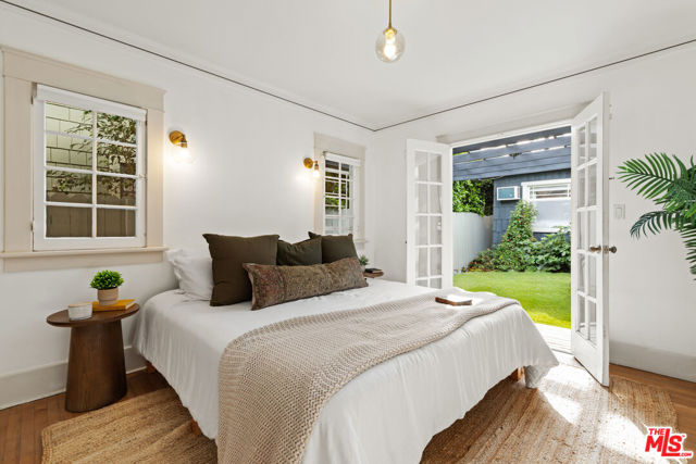 919 Venezia Avenue, Venice CA: https://media.crmls.org/mediaz/3262ed15-87de-495a-bdbb-cdcf15a7eea2.jpg