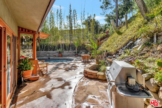 15511 Woodcrest Drive, Sherman Oaks CA: https://media.crmls.org/mediaz/3263fe99-5a3b-4dd6-962f-a9505b33ed63.jpg