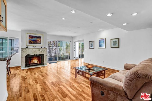 910 S Holt Avenue, Los Angeles CA: https://media.crmls.org/mediaz/326469c2-1de8-4f12-96ab-00752677441f.jpg