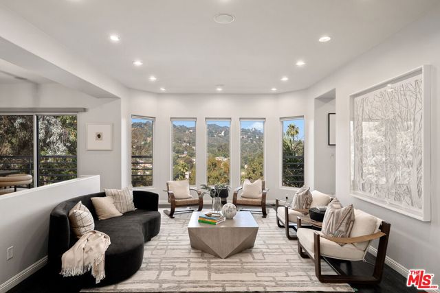 3275 N Knoll Drive, Los Angeles CA: https://media.crmls.org/mediaz/326493e6-92d0-40b5-983e-a5ceee37286b.jpg