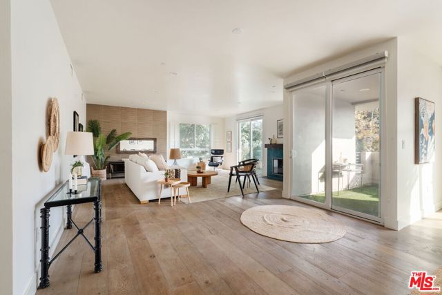 4925 Wilshire Boulevard, Los Angeles CA: https://media.crmls.org/mediaz/32657a88-31a6-4b66-9e97-e0e2041a009e.jpg