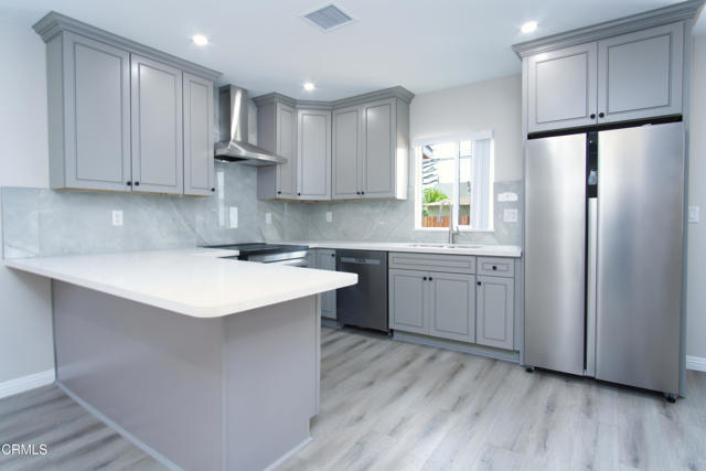 Detail Gallery Image 2 of 10 For 123 S Juanita Ave, Oxnard,  CA 93030 - 3 Beds | 3 Baths