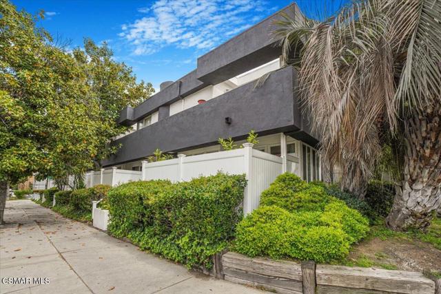 17842 Magnolia Boulevard, Encino CA: https://media.crmls.org/mediaz/32675b43-e9c6-46ce-a54e-c165ac8e1913.jpg