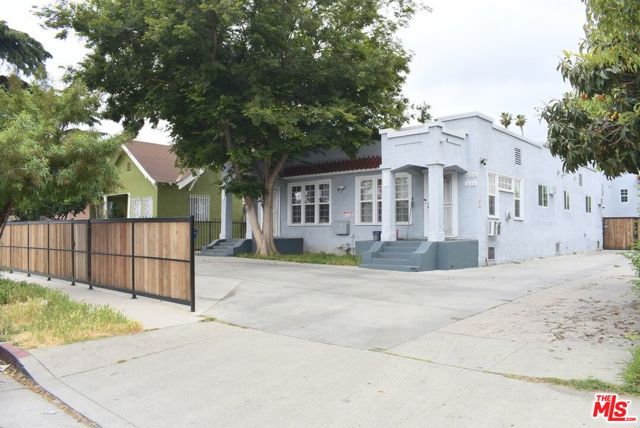 605 W 47th Street, Los Angeles CA: https://media.crmls.org/mediaz/3267f70d-7e7b-4e83-9e8b-33ec825645e6.jpg