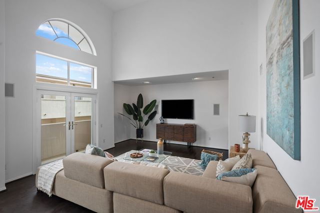 11855 Goshen Avenue, Los Angeles CA: https://media.crmls.org/mediaz/32688d51-1643-40c8-ad23-9b98c89a9617.jpg