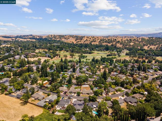 267 Valle Vista Dr, Danville CA: https://media.crmls.org/mediaz/3269c3ba-8a4d-4dd3-9e1b-c877f65d8ff8.jpg