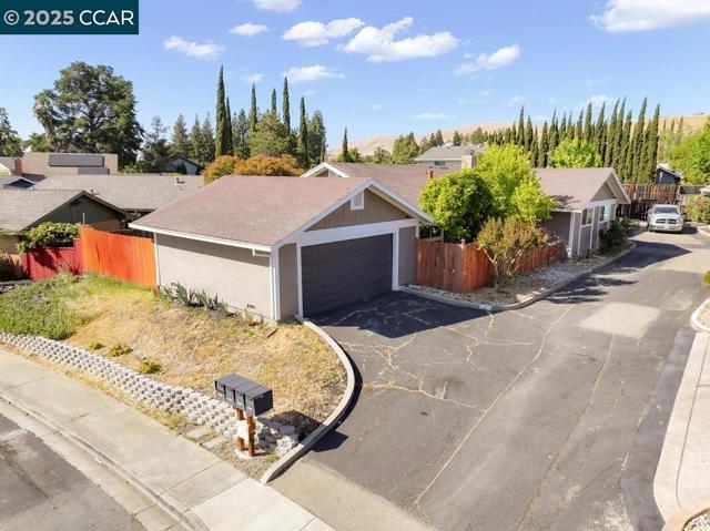 1821 Alicante Ct, Concord CA: https://media.crmls.org/mediaz/326a3f3b-73ed-494a-9b4e-d409243f4770.jpg