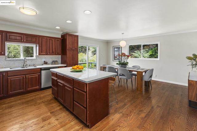 21 Maggiora Ct, Oakland CA: https://media.crmls.org/mediaz/326a7c47-9254-40be-a370-106fa88cc5ea.jpg