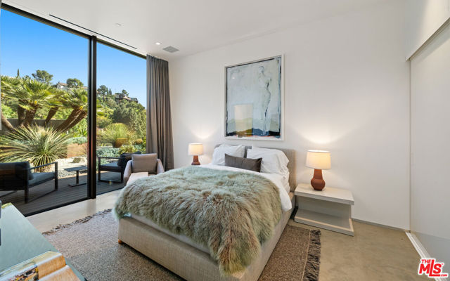 2341 Gloaming Way, Beverly Hills CA: https://media.crmls.org/mediaz/326ae13b-0d68-4430-9039-737bd24dd5df.jpg