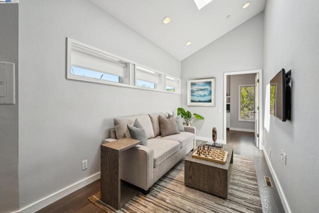 11 Leslyn Lane, Lafayette CA: https://media.crmls.org/mediaz/326bc327-445c-4a25-80e3-9fd2f902bc01.jpg