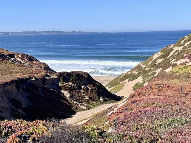 275 Skyview Drive, Marina CA: https://media.crmls.org/mediaz/326bd9e4-530b-4c58-931d-c5bf22d0fce9.jpg