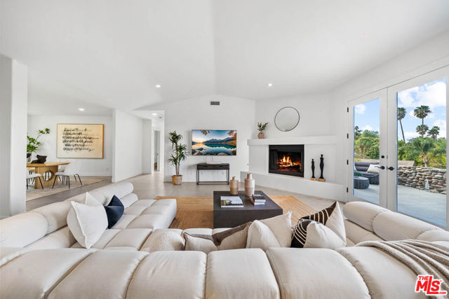 32070 Via Vera, Bonsall CA: https://media.crmls.org/mediaz/326bf611-4cf0-4375-97bd-d585eab9ed20.jpg