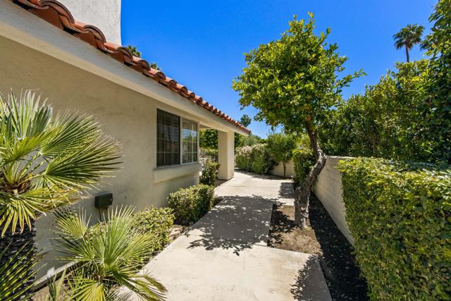 43870 Via Granada, Palm Desert CA: https://media.crmls.org/mediaz/326c3a7e-ec4a-46fe-b849-a6d057f014dd.jpg