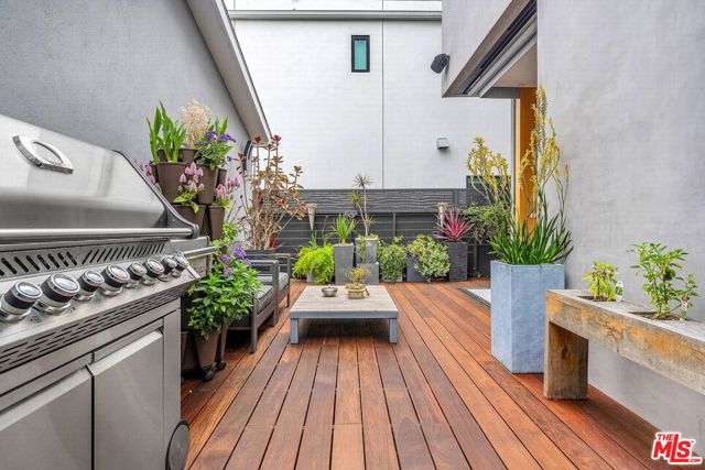 749 Oxford Ave Avenue, Venice CA: https://media.crmls.org/mediaz/326c8dc3-9710-4284-9522-e57fe0f0837b.jpg