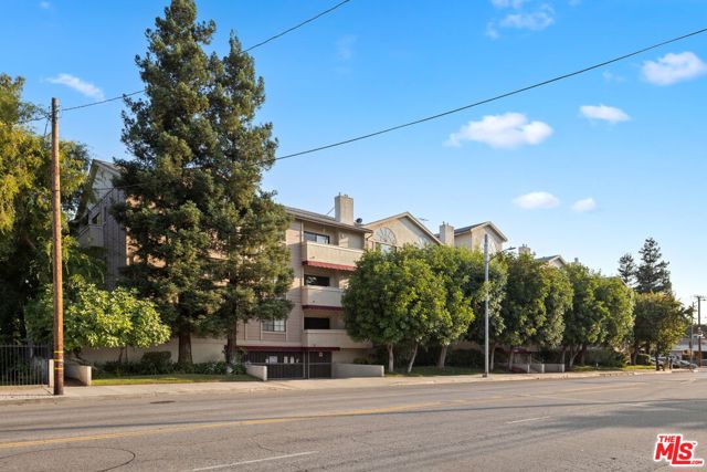 14050 Magnolia Boulevard, Sherman Oaks CA: https://media.crmls.org/mediaz/326d4208-40f5-4b71-b3a2-7d52ab084d39.jpg