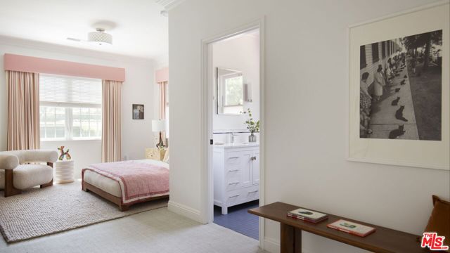 204 S Plymouth Boulevard, Los Angeles CA: https://media.crmls.org/mediaz/326d7708-cd6f-48b1-b73b-3e13338b3d96.jpg