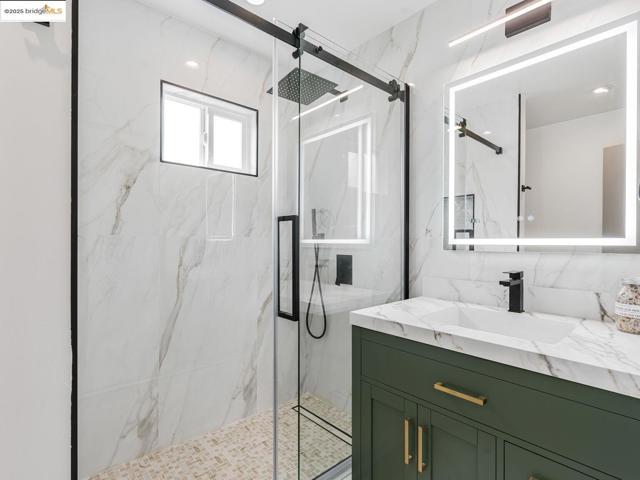 1415 10Th St, Berkeley CA: https://media.crmls.org/mediaz/326e59b4-f999-4e17-a9e8-05401296ec1c.jpg