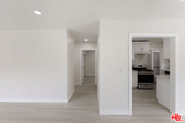 7127 Ramsgate Avenue, Los Angeles CA: https://media.crmls.org/mediaz/326ec1a4-606b-405a-ae48-7fd320c89949.jpg