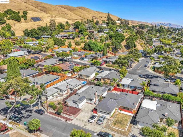 589 Evangeline Way, Hayward CA: https://media.crmls.org/mediaz/326f2095-6d91-48a4-8a81-ff23b0ab6613.jpg