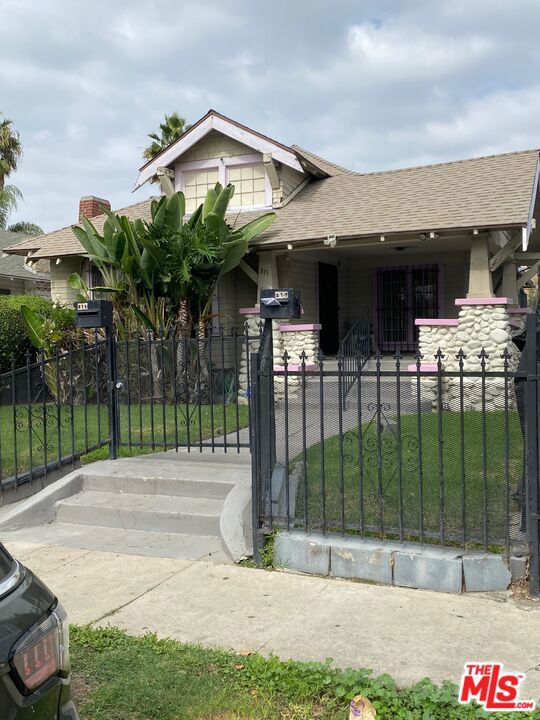815 W 50th Street, Los Angeles CA: https://media.crmls.org/mediaz/326fcfeb-97fc-45dc-97bb-6b01c562beee.jpg