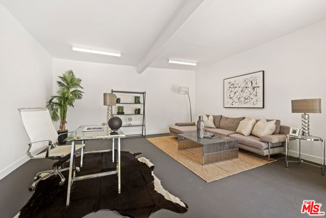 712 N RODEO Drive, Beverly Hills CA: https://media.crmls.org/mediaz/3270504d-417e-423c-a2a3-ce6fdb20abab.jpg