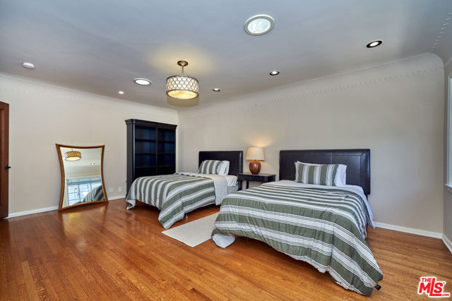 519 N ALTA Drive, Beverly Hills CA: https://media.crmls.org/mediaz/32723b92-7184-4d04-8351-d93f70a67361.jpg