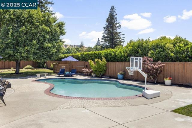 2302 Royal Oaks Dr, Alamo CA: https://media.crmls.org/mediaz/3272e363-7619-4359-8e8a-5870eba16191.jpg