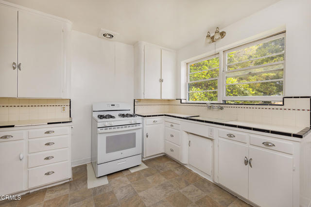237 N Katherine Drive, Ventura CA: https://media.crmls.org/mediaz/32740bf6-07ca-403c-8b7c-5e011008a5b4.jpg