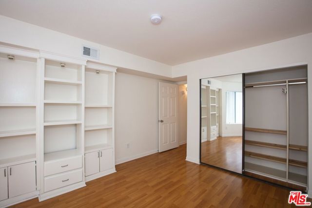 1940 N HIGHLAND Avenue, Los Angeles CA: https://media.crmls.org/mediaz/32742649-9d15-4e58-977e-1f17f22b9bf3.jpg
