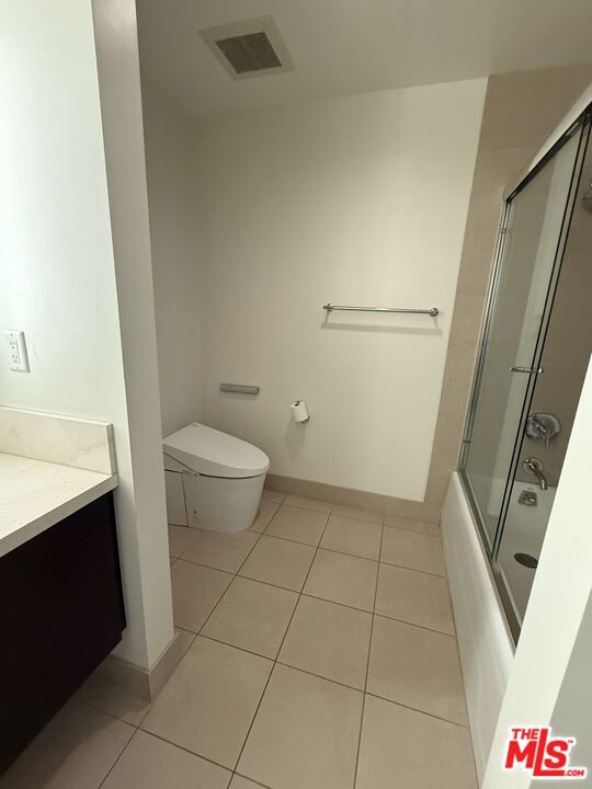 1100 S Hope Street, Los Angeles CA: https://media.crmls.org/mediaz/327441f9-baf2-44e7-8f80-f252f705031a.jpg