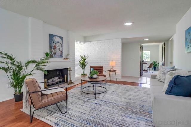 4402 Collwood Ln, San Diego CA: https://media.crmls.org/mediaz/327480bf-72b8-432d-8a10-2384a2b42f08.jpg