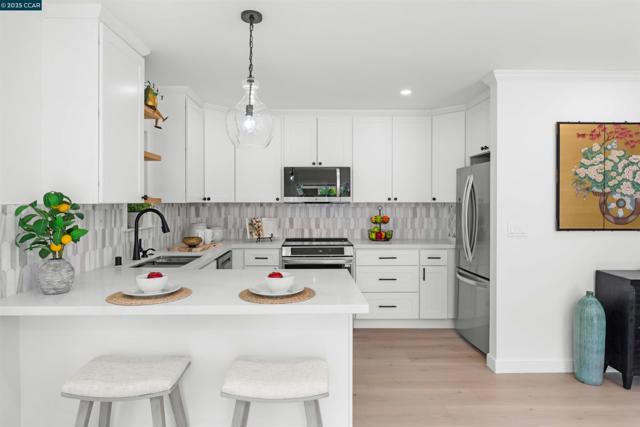 2933 Ptarmigan Dr, Walnut Creek CA: https://media.crmls.org/mediaz/3274efd7-933c-4704-850a-ba8ba17f0ff8.jpg