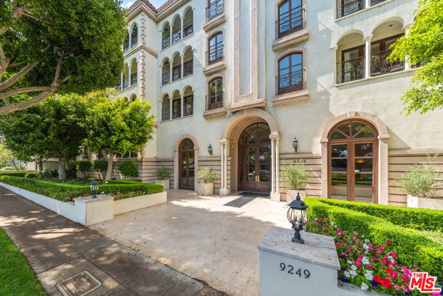 9249 Burton Way, Beverly Hills CA: https://media.crmls.org/mediaz/327524c0-6f10-488c-a73a-f95051a2897c.jpg