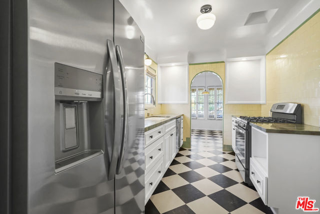 1143 S Rimpau Boulevard, Los Angeles CA: https://media.crmls.org/mediaz/327585fd-5c4b-4487-b142-a6d2c262d6c8.jpg