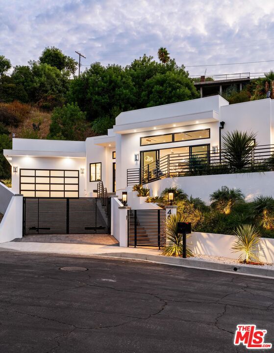 4637 Dunas Lane, Tarzana CA: https://media.crmls.org/mediaz/3275906d-9ab7-4644-ae1e-84c8b1fa9d67.jpg