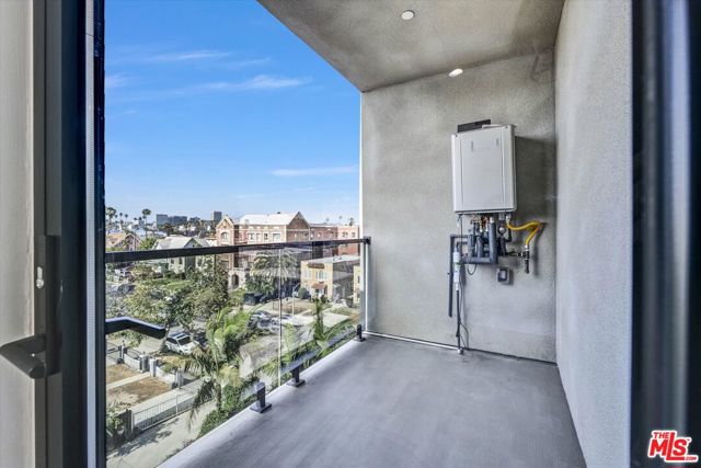 1537 S Wilton Place, Los Angeles CA: https://media.crmls.org/mediaz/3275ca0a-52bb-4c37-bda5-07bfcb402e27.jpg