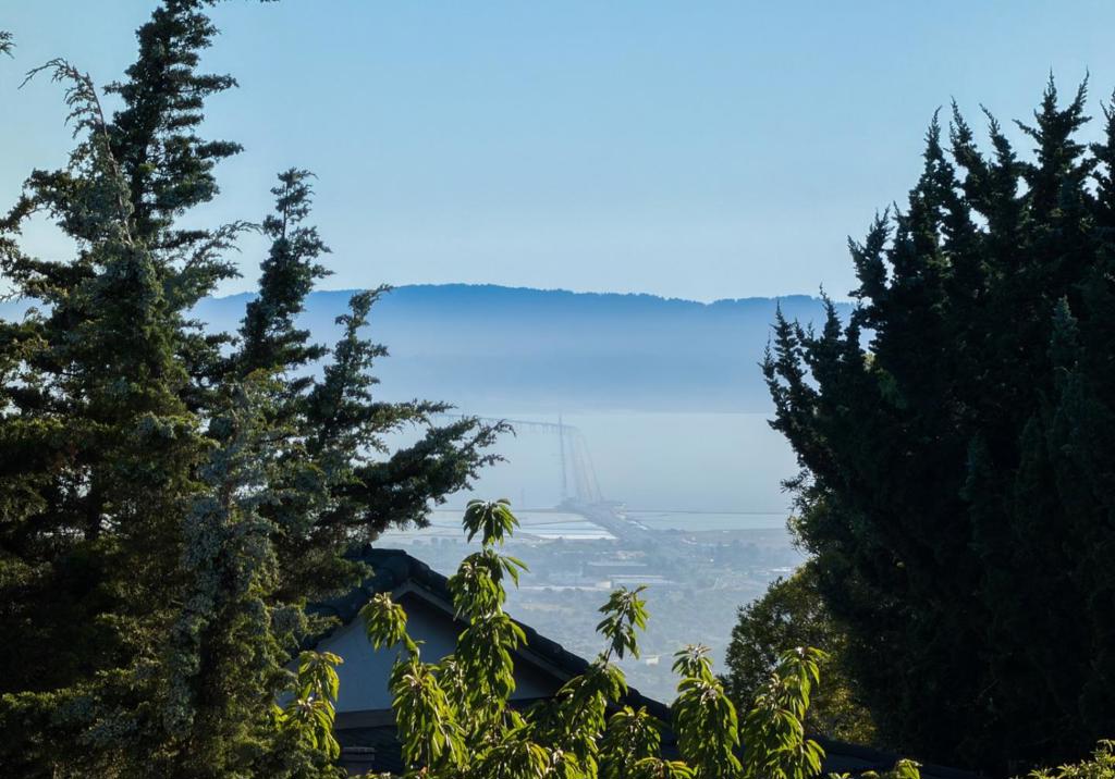 https://media.crmls.org/mediaz/327706f4-190b-4cf1-9cb0-db56af95a473.jpg?preset=X-Large