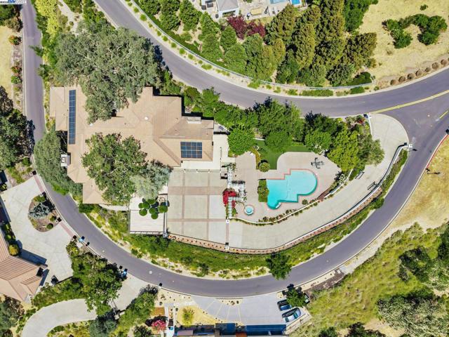530 Oakshire Pl, Alamo CA: https://media.crmls.org/mediaz/3277e679-b70e-4352-9b6f-33296515c423.jpg